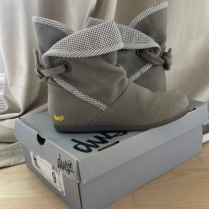 Dus gray Canvas boots.W Sz 9